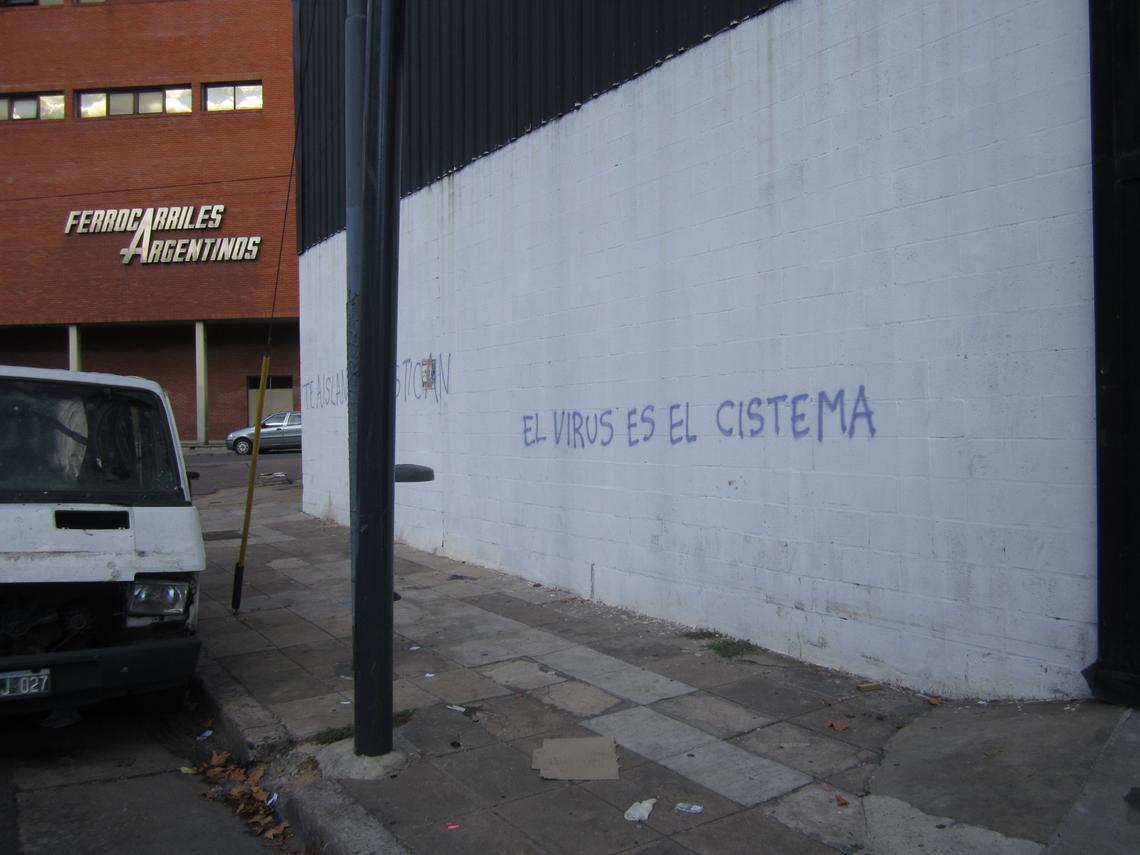 Pared blanca callejera con pintada que dice: 